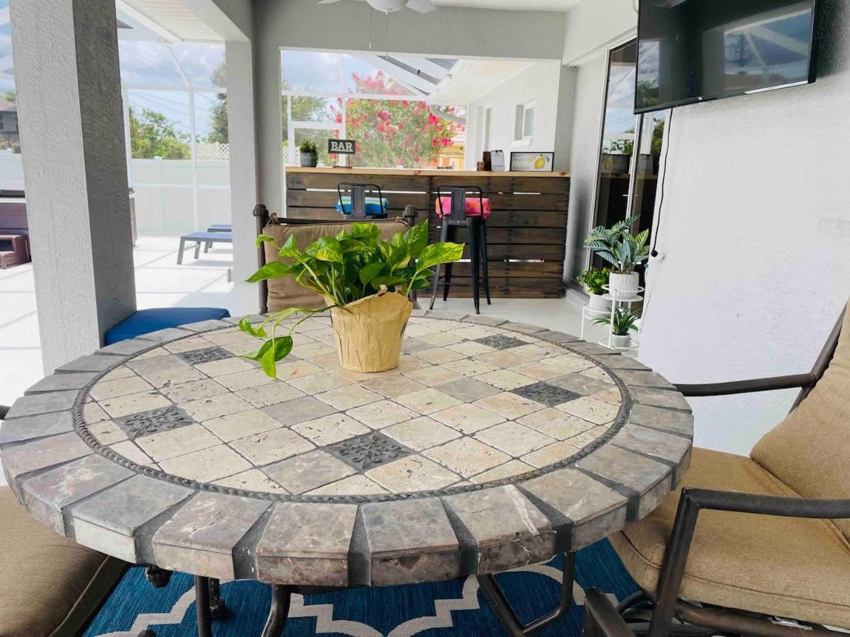 Endless Summer Retreat Jacuzzi 3Kingbed Airhockey Cape Coral Exterior photo